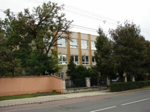 Nyergesújfalu, Szalézi Iskola – IQ-Therm nyílászáró-referencia