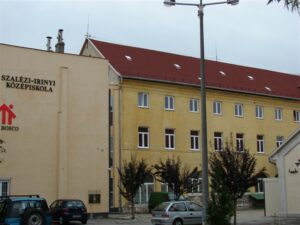 Nyergesújfalu, Szalézi Iskola – IQ-Therm nyílászáró-referencia