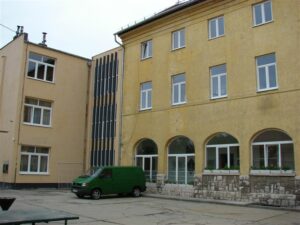 Nyergesújfalu, Szalézi Iskola – IQ-Therm nyílászáró-referencia