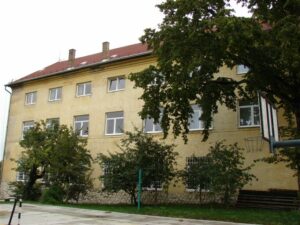 Nyergesújfalu, Szalézi Iskola – IQ-Therm nyílászáró-referencia