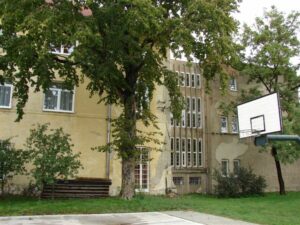 Nyergesújfalu, Szalézi Iskola – IQ-Therm nyílászáró-referencia