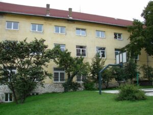 Nyergesújfalu, Szalézi Iskola – IQ-Therm nyílászáró-referencia