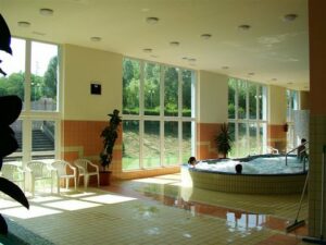 Oroszlány, Városi Fürdő – IQ-Therm nyílászáró-referencia