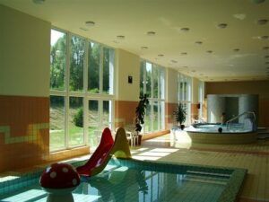 Oroszlány, Városi Fürdő – IQ-Therm nyílászáró-referencia